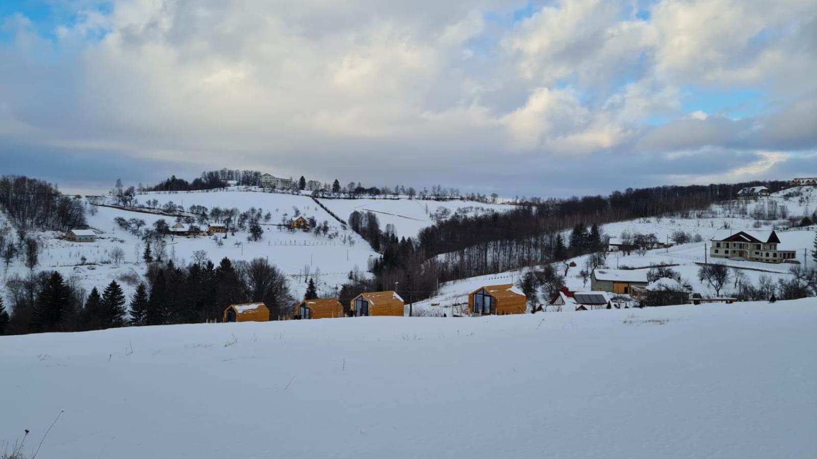 My Little Village Poiana Mărului Exteriör bild